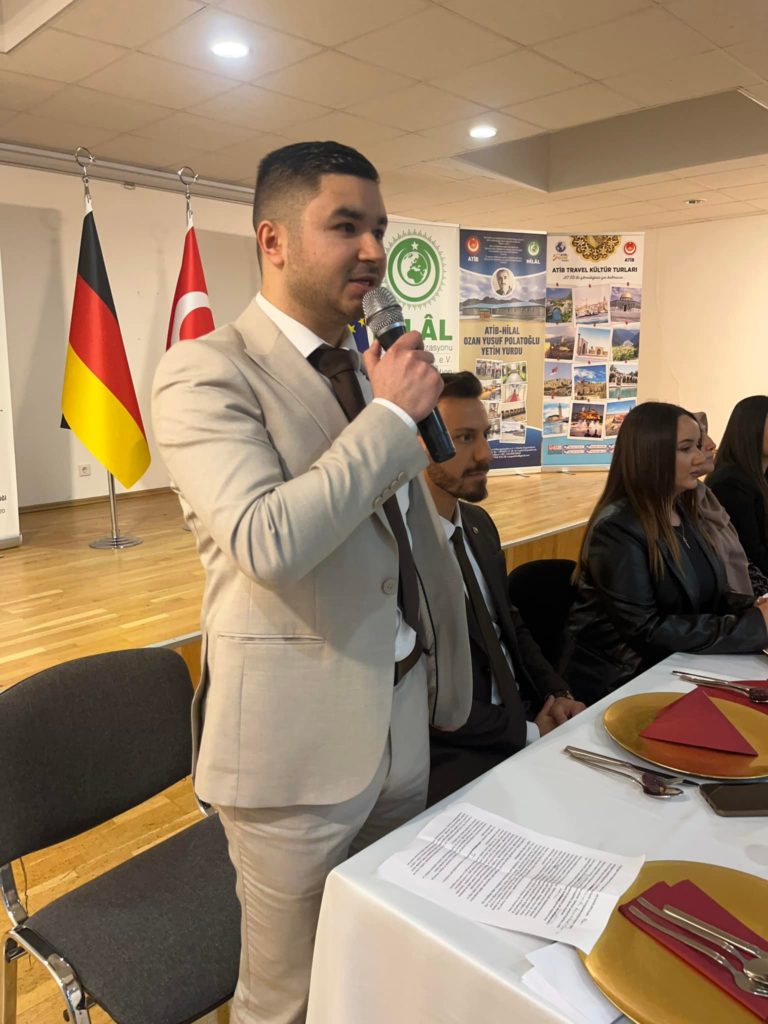 Junge Menschen trafen sich beim traditionellen ATIB Jugend-Iftar 05.04.2024 (10)