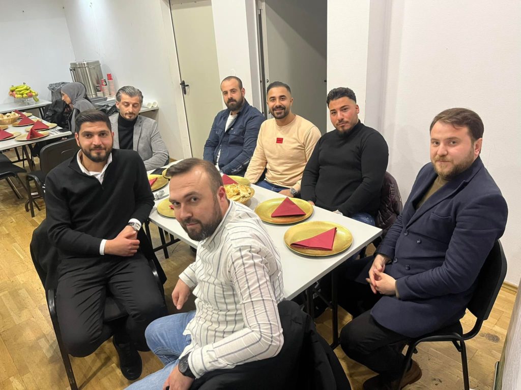 Junge Menschen trafen sich beim traditionellen ATIB Jugend-Iftar 05.04.2024 (11)