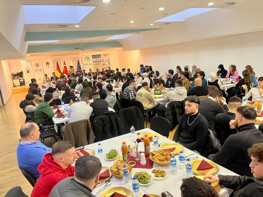 Junge Menschen trafen sich beim traditionellen ATIB Jugend-Iftar 05.04.2024 (12)