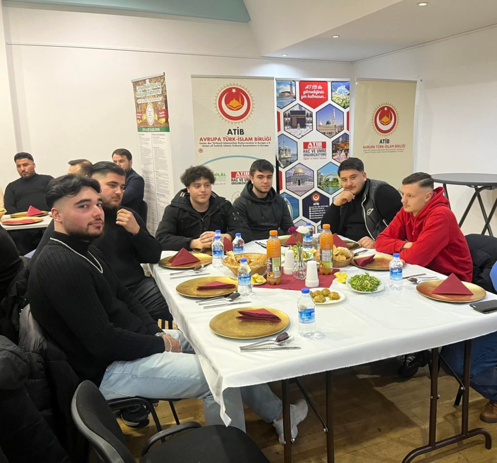 Junge Menschen trafen sich beim traditionellen ATIB Jugend-Iftar 05.04.2024 (13)