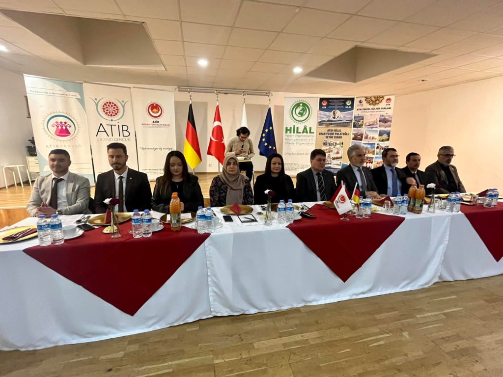 Junge Menschen trafen sich beim traditionellen ATIB Jugend-Iftar 05.04.2024 (14)