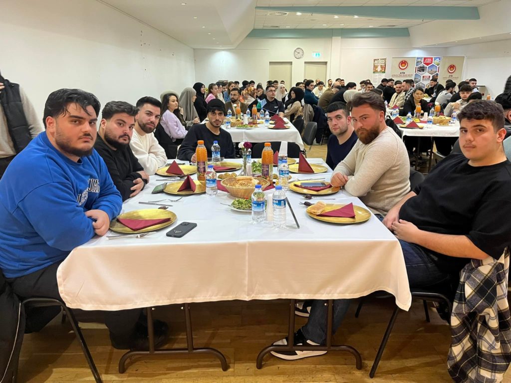 Junge Menschen trafen sich beim traditionellen ATIB Jugend-Iftar 05.04.2024 (15)
