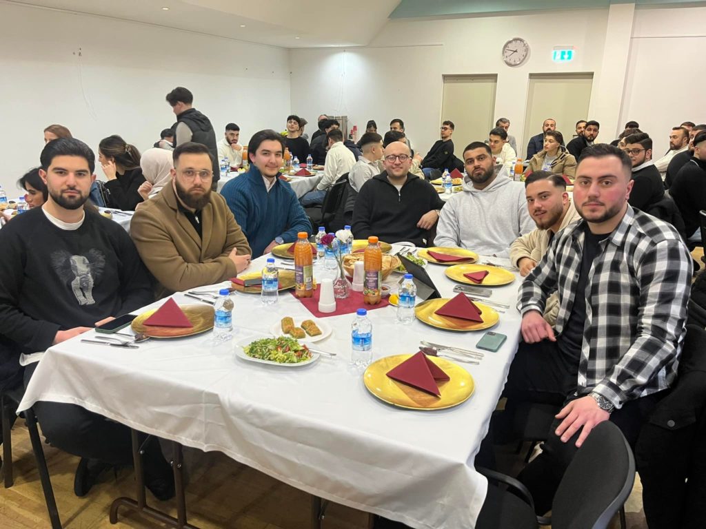 Junge Menschen trafen sich beim traditionellen ATIB Jugend-Iftar 05.04.2024 (2)