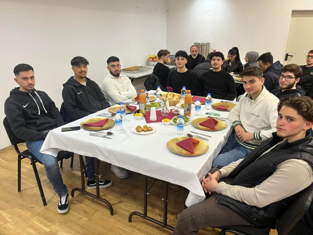 Junge Menschen trafen sich beim traditionellen ATIB Jugend-Iftar 05.04.2024 (4)