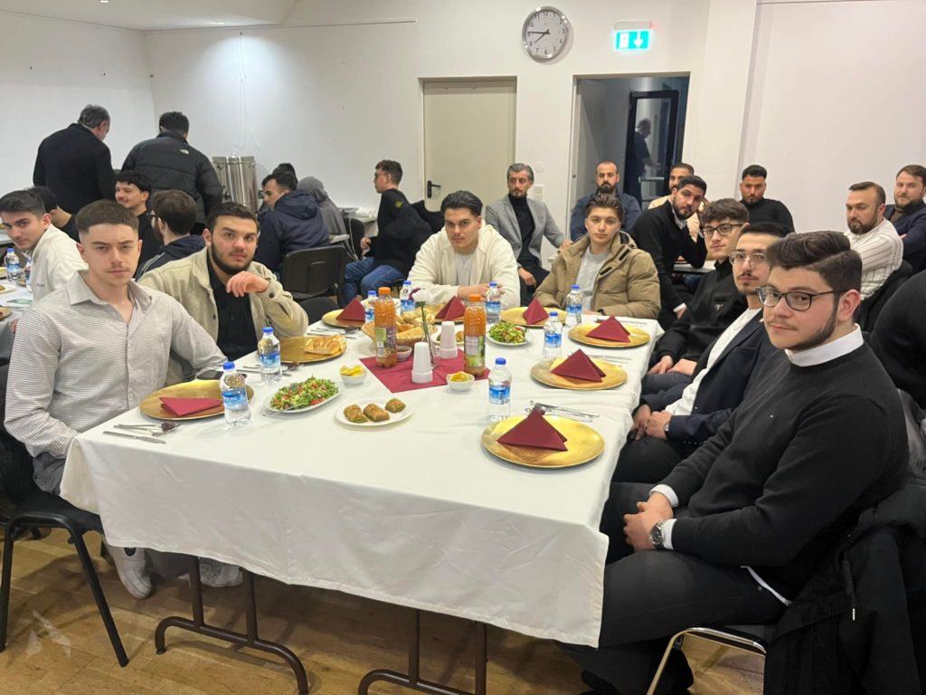 Junge Menschen trafen sich beim traditionellen ATIB Jugend-Iftar 05.04.2024 (5)