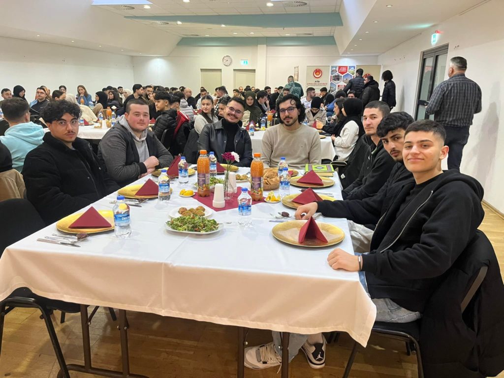 Junge Menschen trafen sich beim traditionellen ATIB Jugend-Iftar 05.04.2024 (9)